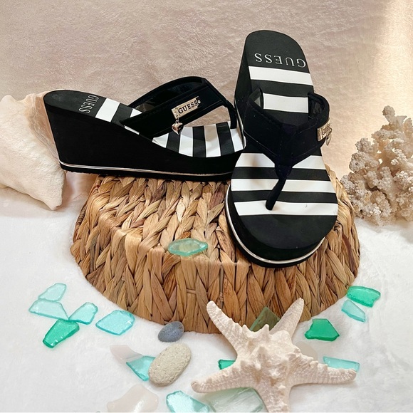 NWOT Guess Thong Sandals - Picture 1 of 4